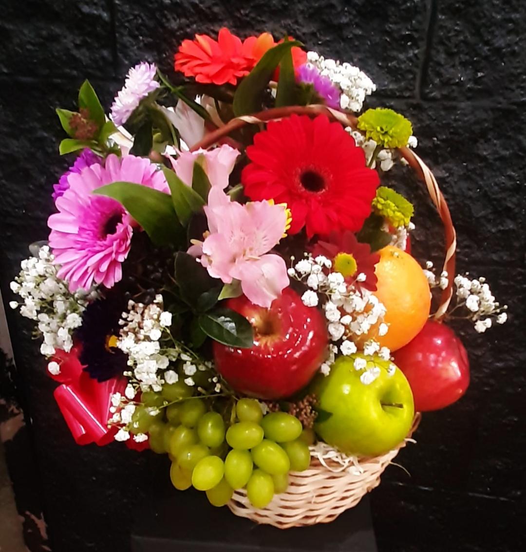 Envio y venta de flores ,rosas, plantas,arreglos florales ,regalos y desayunos a domicilio con delivery gratis en la Ciudad Autonoma de Buenos Aires y con costo de env�o en localidades del Gran Buenos Aires asi como delivery de flores y plantas a trav�s de florerias asociadas en todas las provincias de la Argentina, Buenos Aires, la Pampa, Tucuman, La Rioja, R�o Negro, Entre Rios, Corrientes, Misiones, Neuquen, Chubut, Tierra del Fuego, Santa Cruz, San Luis, Mendoza, Cordoba, Jujuy, Formosa, Santiago del Estero, Salta, Chaco, Catamarca ,San Juan, y ademas realizamos el delivery de flores ,coronas,palmas , plantas y regalos a todas las ciudades de Argentina, Mar del Plata, C�rdoba, Buenos Aires, con cargo en Santa Rosa, La Plata, Bella Vista, Neuquen, Pilar, Paran�, Posadas, Resistencia, Cipolleti y mas de 300 ciudades y localidades en todo el territorio de nuestro pa�s, asi como tambien tenemos la posibilidad de enviar flores a casi todo el mundo en cuestion de horas